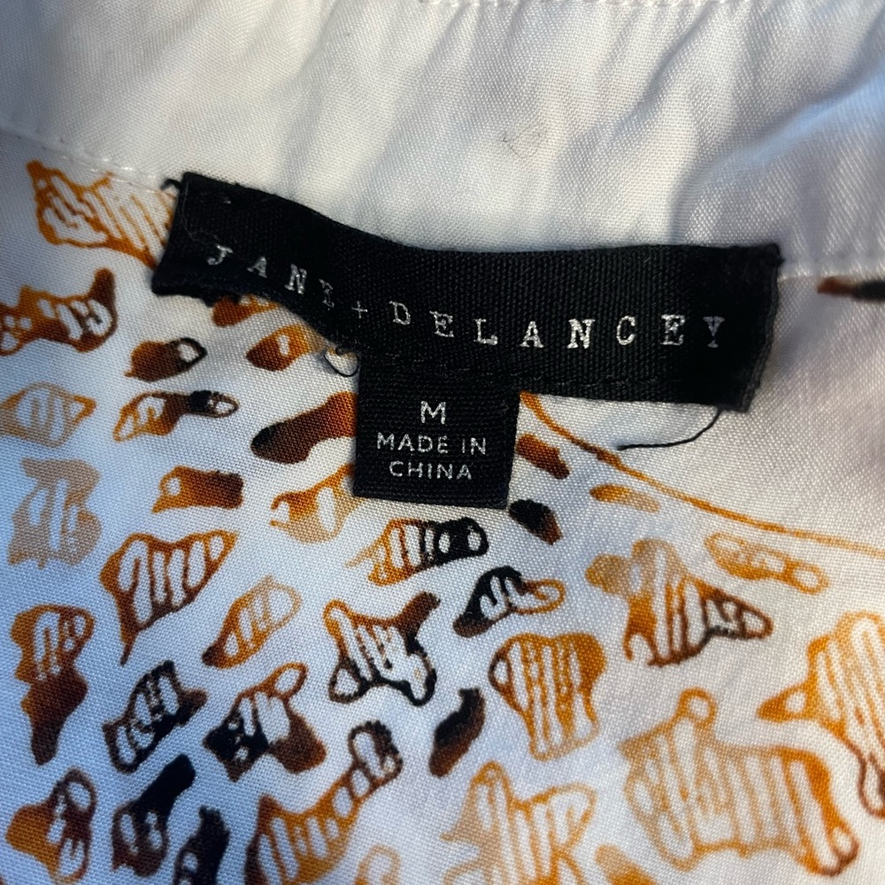 Jane + Delancey White Giraffe Print Button-Up Shirt Size Medium - Picture 5 of 7